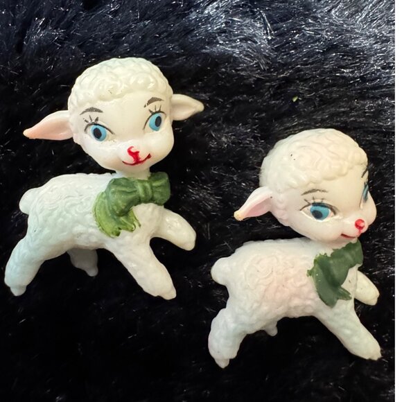 Vintage  PlasticWhite Lamb Figurines With Green Bows - Set Of 2 Miniature - Picture 1 of 6